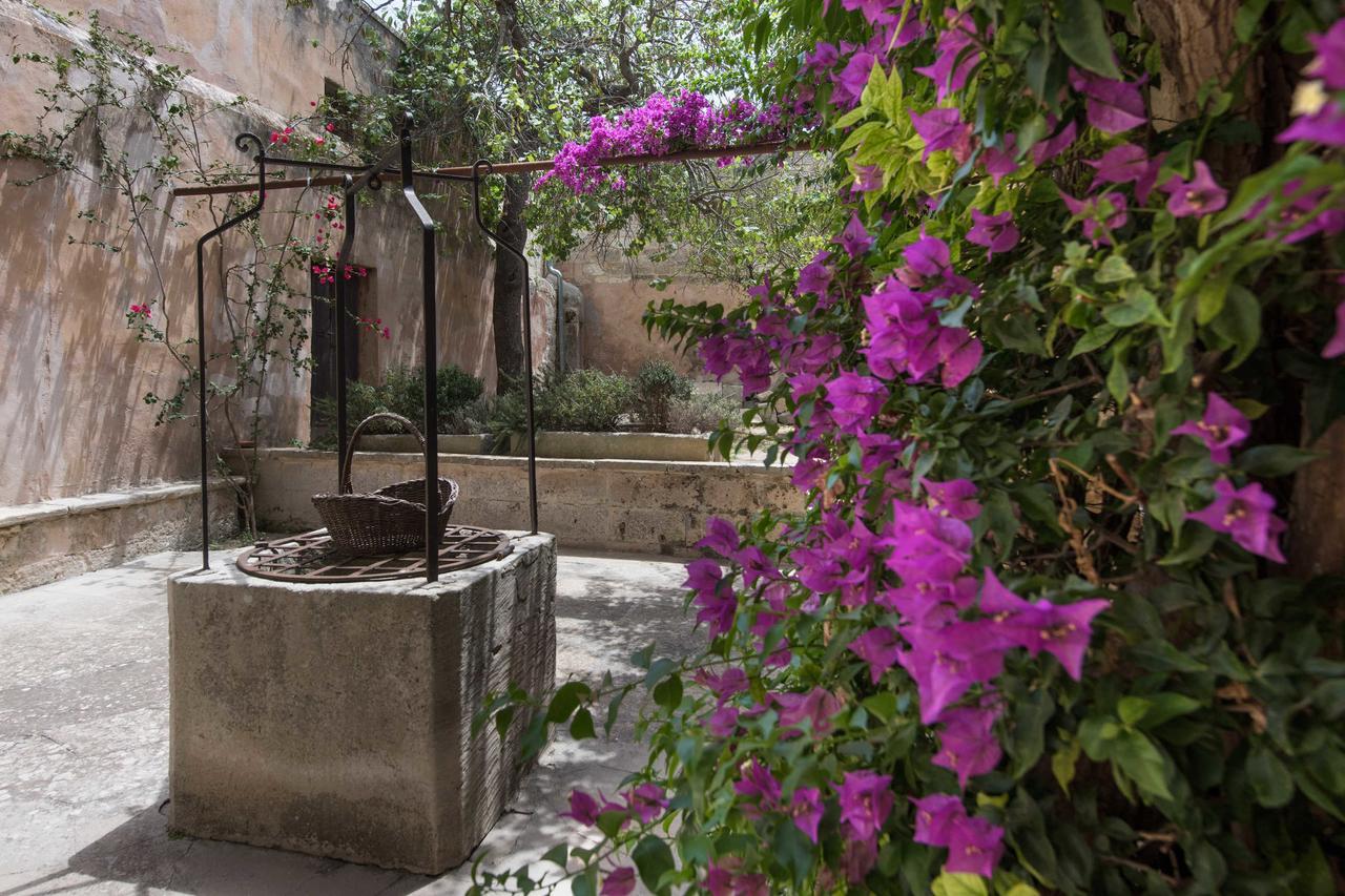 Castello Di Casamassella Bed and Breakfast Buitenkant foto